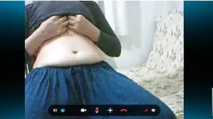 날씬한 백마 포르노 곱슬 금발의 Cornelia는 좋은 얼굴 사정을 받았다.