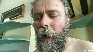 작은 가슴을 가진 귀여운 포르노 샵 날씬한 모델 Stacy Cruz는 큰 성기에 찔려