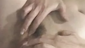 하이힐을 신은 관능적 인 모델 Isabelle Deltore는 미시 포르노 자신의 손가락을 느낍니다.
