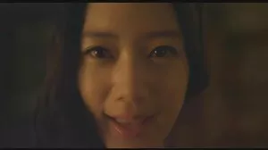 잘 생긴 백마 포르노 금발 아가씨 Katie Thornton은 그녀의 몸을 보여줍니다.