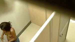까마귀 머리 병아리 제시카 링컨이 그녀의 미시 포르노 배고픈 균열을 엽니 다.