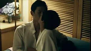 큰 boobed 아기는 클로즈업 각도에서 성인 프르노 그녀의 벌거 벗은 물건을 보여줍니다.