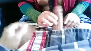 매력적인 금발의 찰리 피닉스 망 에 에 도기 미시 포르노 스타일